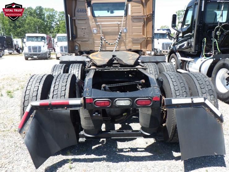 2022-volvo-vnl300-image-9