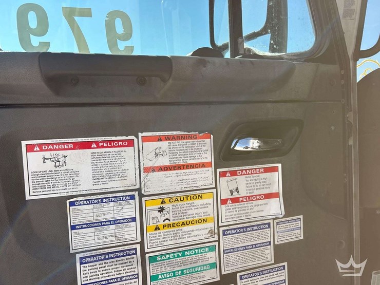 2015-peterbilt-320-image-9
