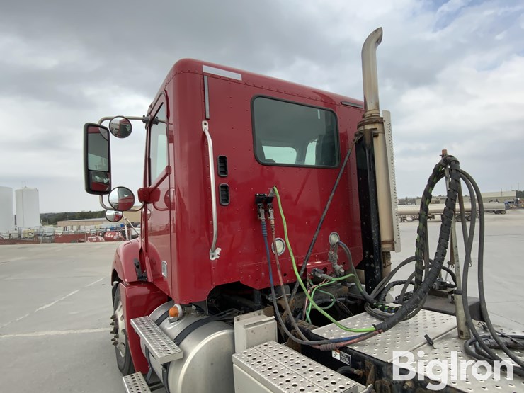 2017-freightliner-columbia-120-image-17