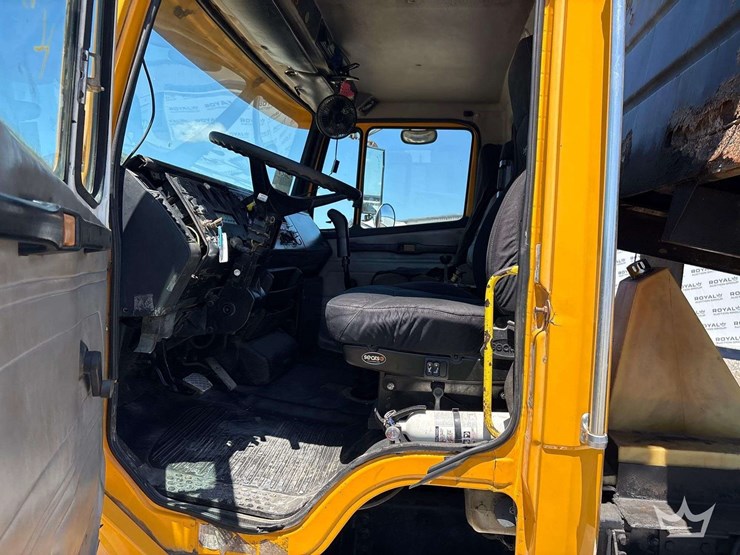 1999-freightliner-fl112-image-20