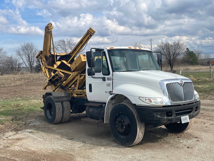 #4020-•-2004-international-truck-with-tree-spade-(has-wi-title)-image-3