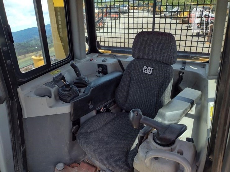 2014-caterpillar-d6t-xw-image-11