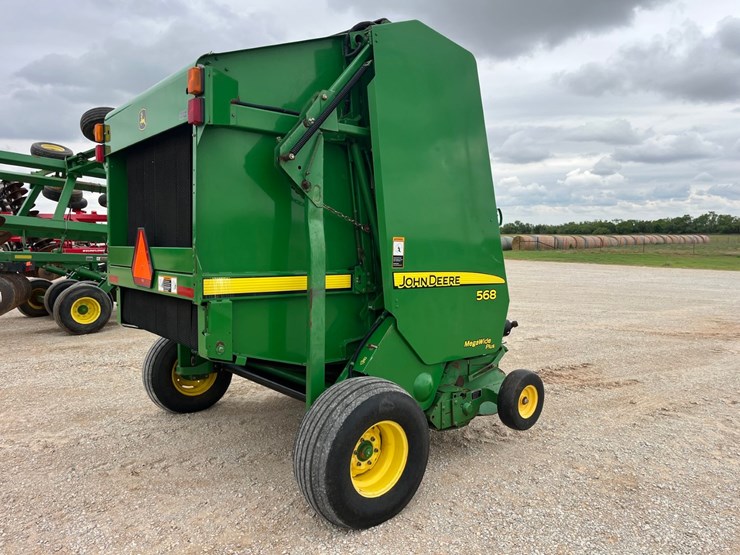 2009-john-deere-568-image-11