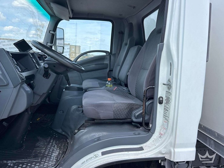 2015-isuzu-npr-image-13