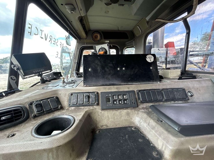 2017-peterbilt-320-image-12