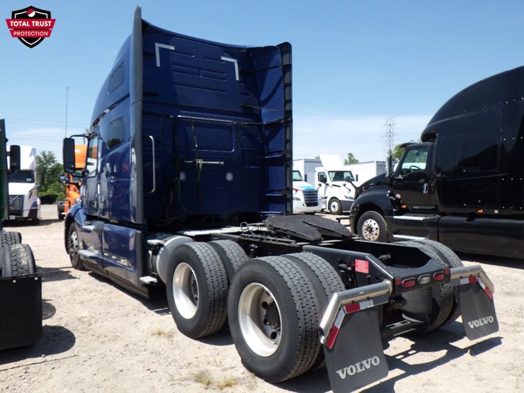2022-volvo-vnl860-image-11