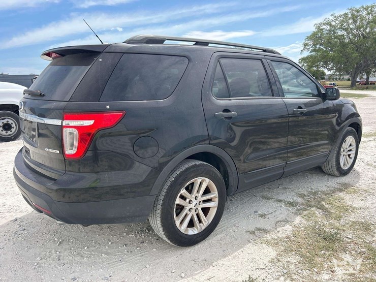 2015-ford-explorer-image-3