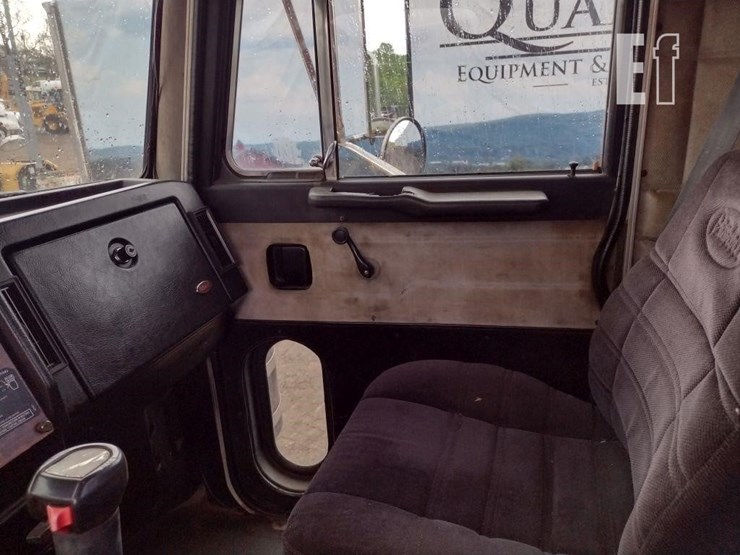 1993-peterbilt-379-image-13