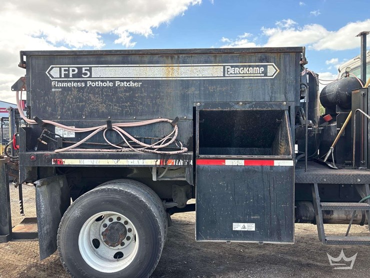 2007-freightliner-m2-106-image-23