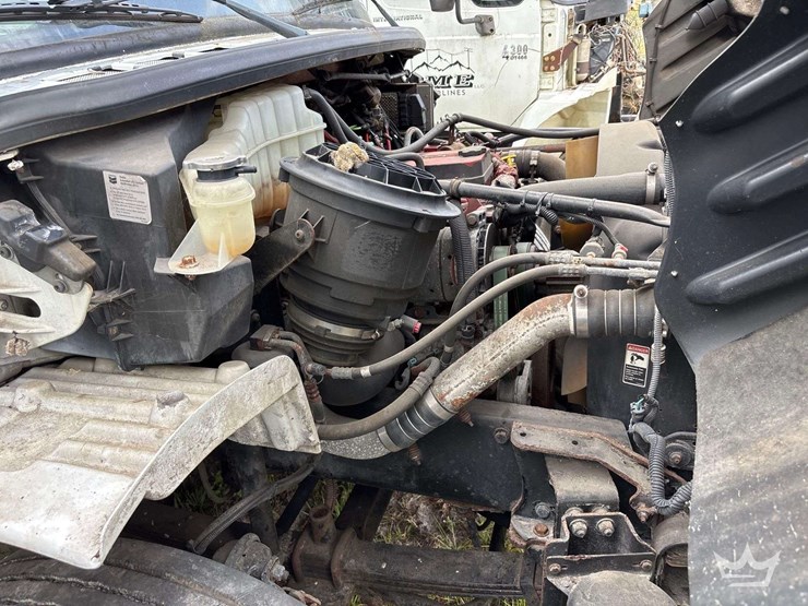 2010-freightliner-m2-106-image-32
