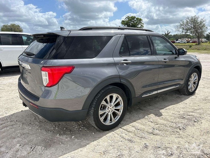 2021-ford-explorer-image-3