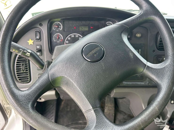 2012-freightliner-m2-106-image-10