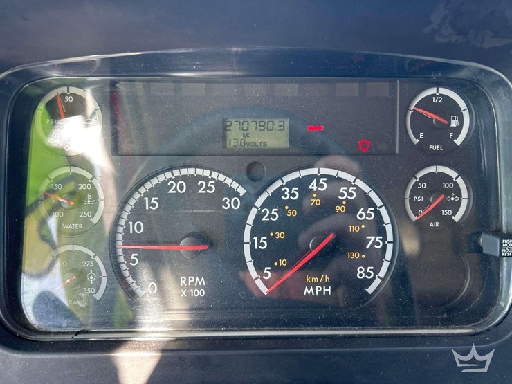 2005-freightliner-fld120-image-16