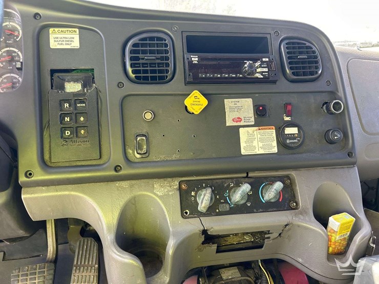 2010-freightliner-m2-106-image-17