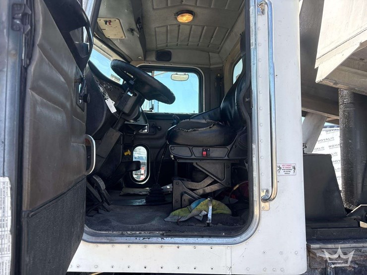 2005-peterbilt-357-image-24