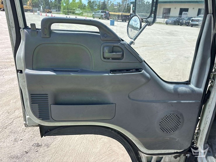 2007-isuzu-npr-image-13
