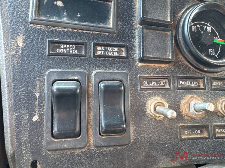 1999-mack-rd690s-image-18