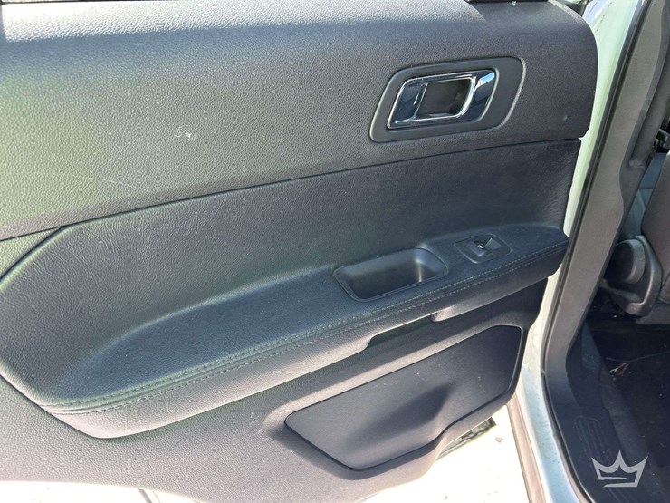2016-ford-explorer-image-21