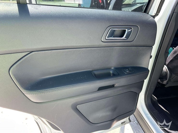 2016-ford-explorer-image-22