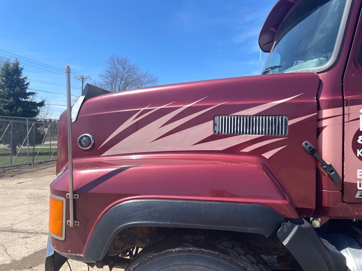 #4013-•-2000-quad-axle-mack-dump-truck-(has-wi-title)-image-61