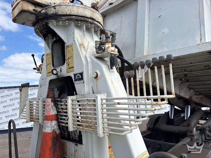 2015-freightliner-m2-106-image-22