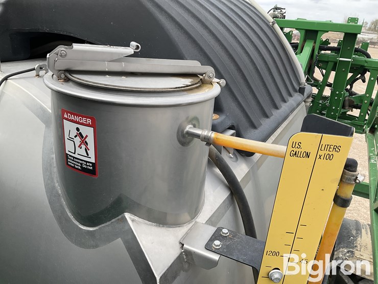 2019-john-deere-r4044-image-16