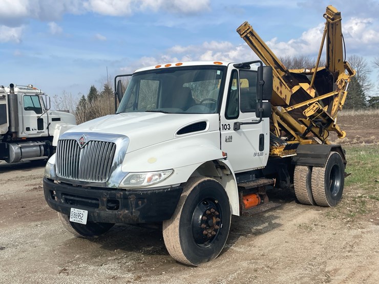 #4020-•-2004-international-truck-with-tree-spade-(has-wi-title)-image-1