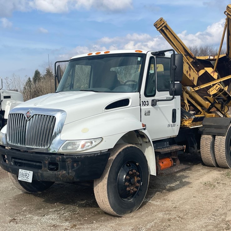 #4020 • 2004 International Truck with Tree Spade (Has WI Title)