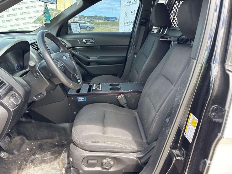2017-ford-explorer-image-12