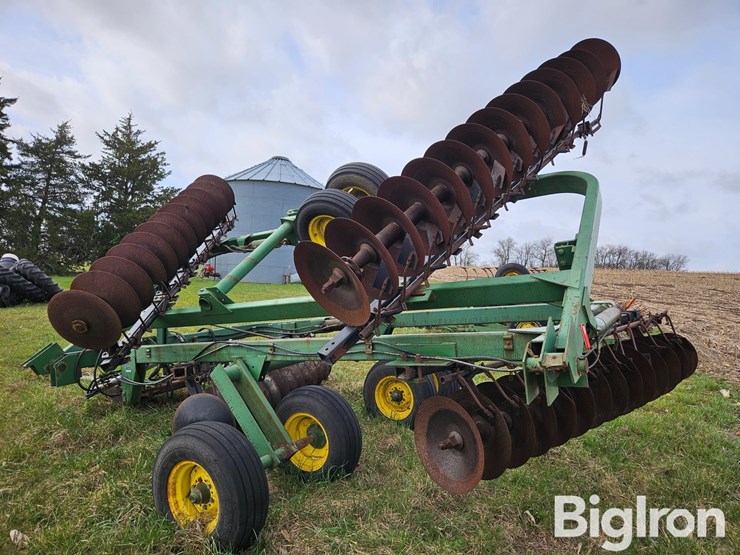john-deere-220-image-7