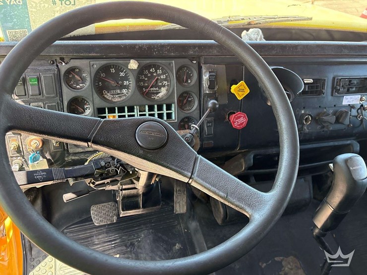 1999-freightliner-fl112-image-23