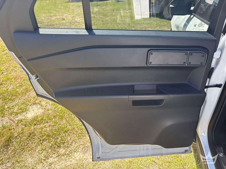 2020-ford-explorer-image-24