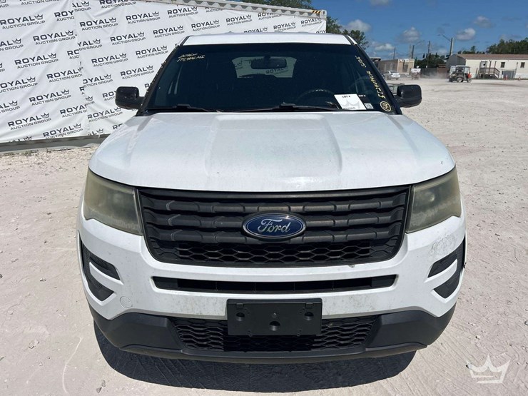 2016-ford-explorer-image-27