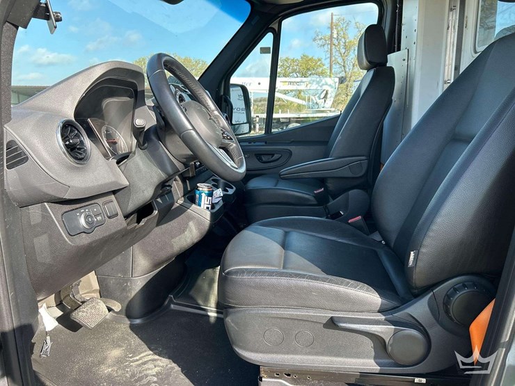 2021-mercedes-benz-sprinter-4500-image-12
