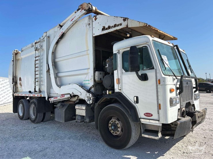 2015-peterbilt-320-image-2
