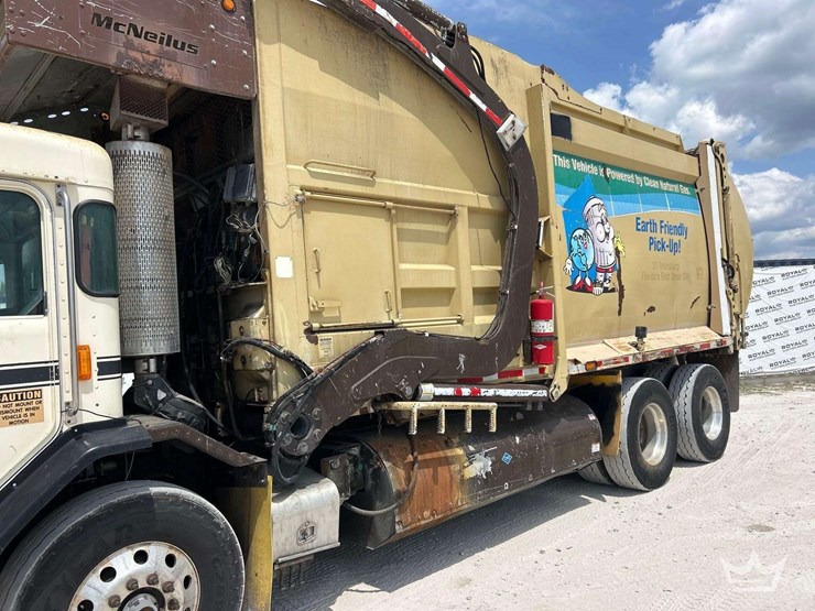 2015-peterbilt-320-image-18