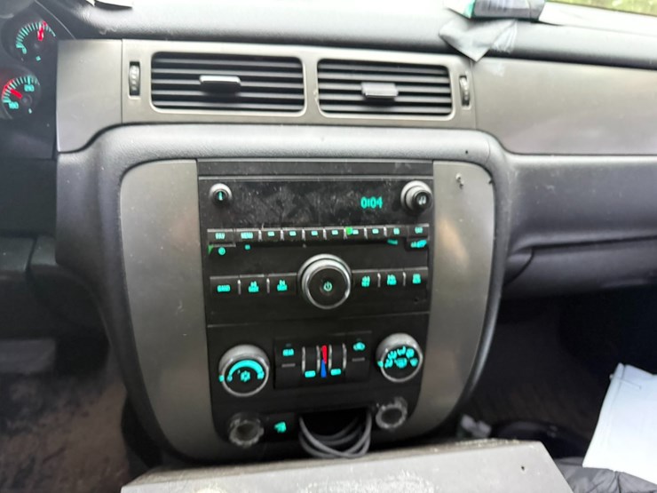2011-chevrolet-tahoe-image-28