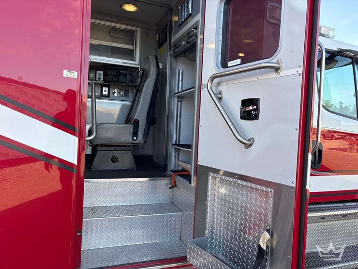 2015-freightliner-m2-106-image-44