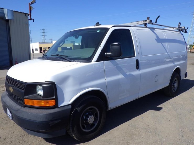 2017-chevrolet-express-2500-image-1