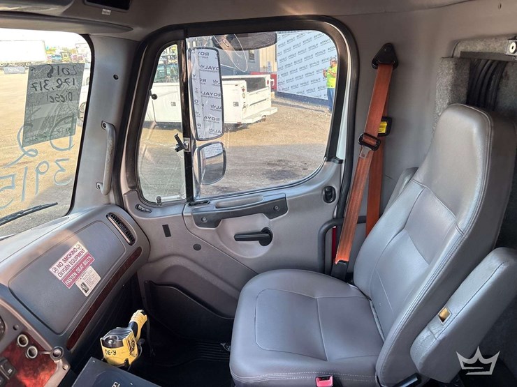 2015-freightliner-m2-106-image-24