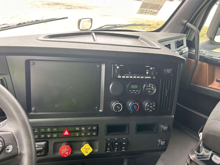 2024-freightliner-cascadia-126-image-15