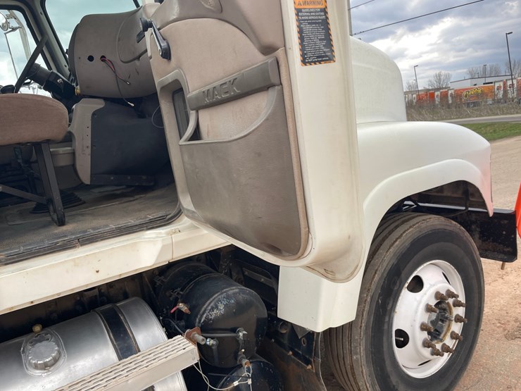 #4030-•-2005-mack-tractor-unit-18-image-60