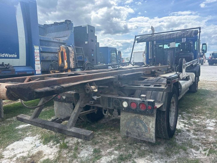 2015-peterbilt-320-image-3