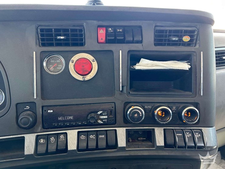 2017-kenworth-t880-image-28