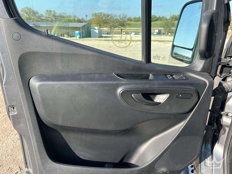 2021-mercedes-benz-sprinter-4500-image-11