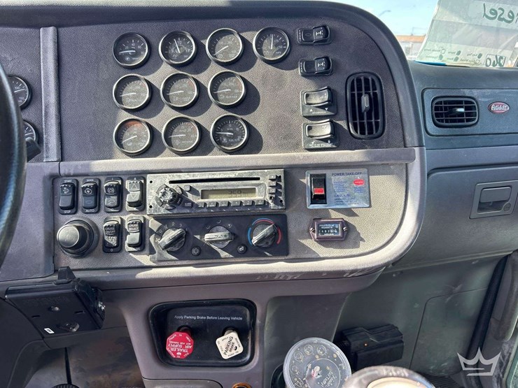 2011-peterbilt-365-image-21