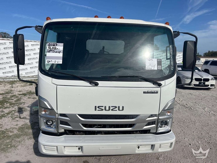 2023-isuzu-npr-image-19