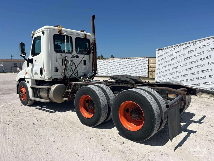2012-freightliner-cascadia-125-image-4