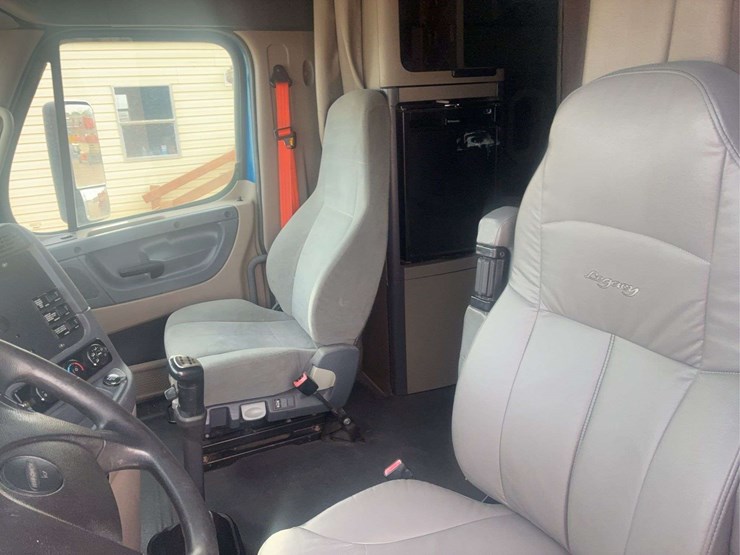 2015-freightliner-cascadia-125-image-28
