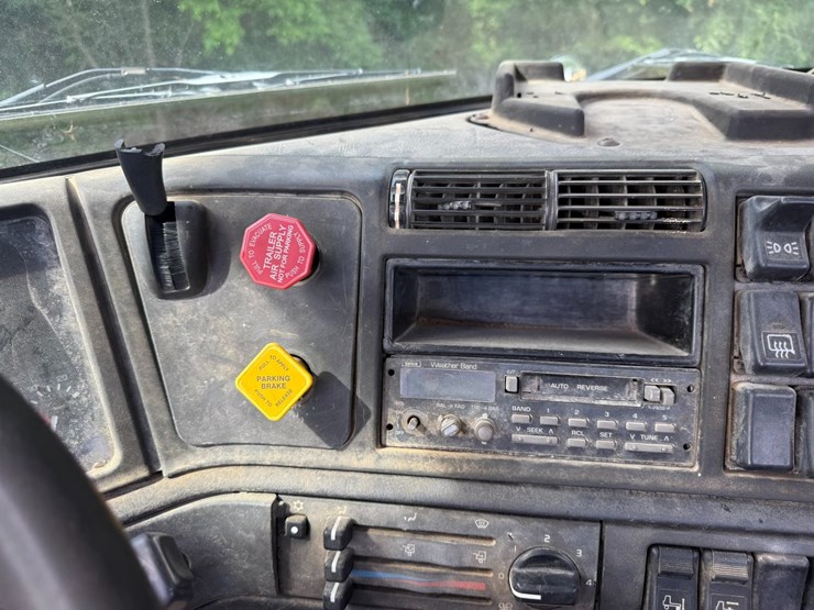 1999-volvo-vn-image-41